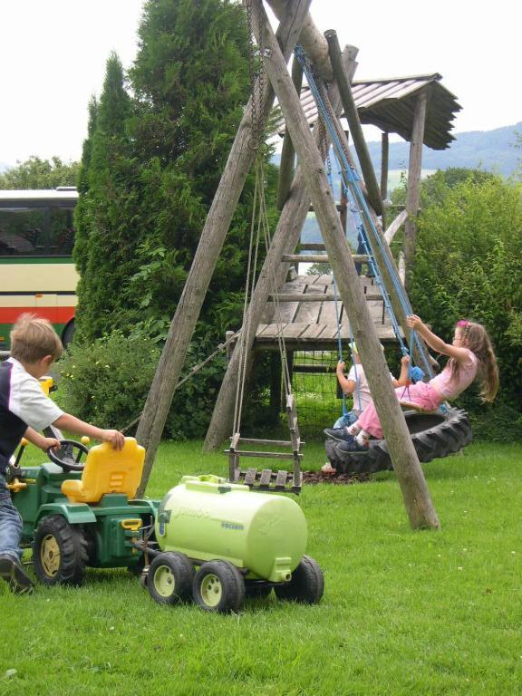 Baby- Und Kinderhof Aicherbauer Seeham Extérieur photo